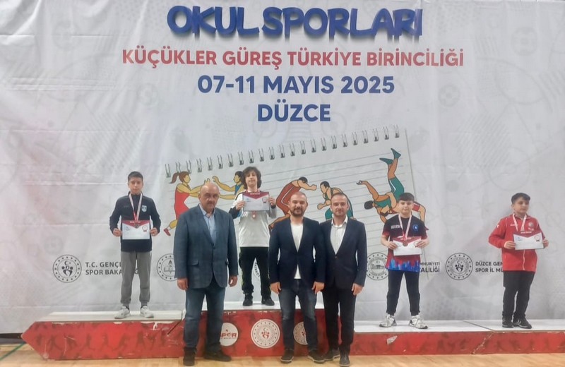 Üsküdar Anadolu İmam Hatip Lisesi Öğrencimiz Muhammed Müslümanoğlu Okul Sporları Küçükler Güreş (Grekoromen Stil) Türkiye Şampiyonasında 1. Olmuştur