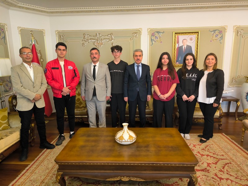 Kaymakamımız Adem Yazıcı, Halide Edip Adıvar Anadolu Lisesi Girişimcilik Ve Elektrikli Araç Kulübü Öğrencilerini Makamında Kabul Etti