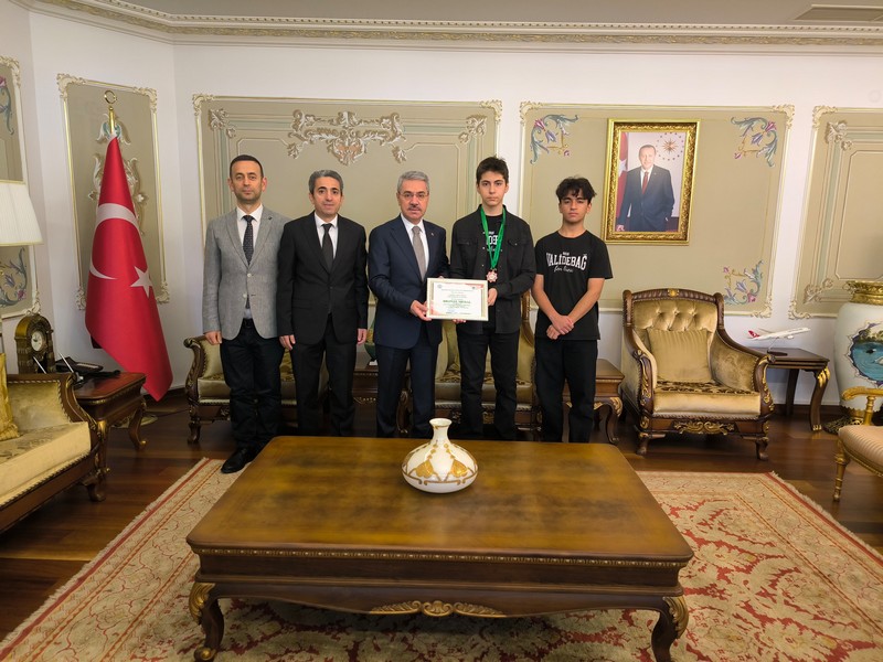 Kaymakamımız, II. Uluslararası Matematik Olimpiyatlarında Ülkemizi Temsil Ederek Bronz Madalya Kazanan Öğrencilerimizi Makamında Kabul Etti