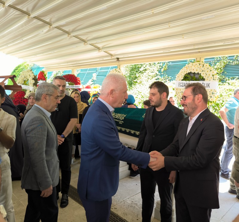 İstanbul Valimiz ve Kaymakamımız, Sağlık Bakan Yardımcımız Doç.Dr.Şuayip Birinci'nin Vefat Eden Annesi Münire Birinci'nin Cenaze Namazına Katıldı